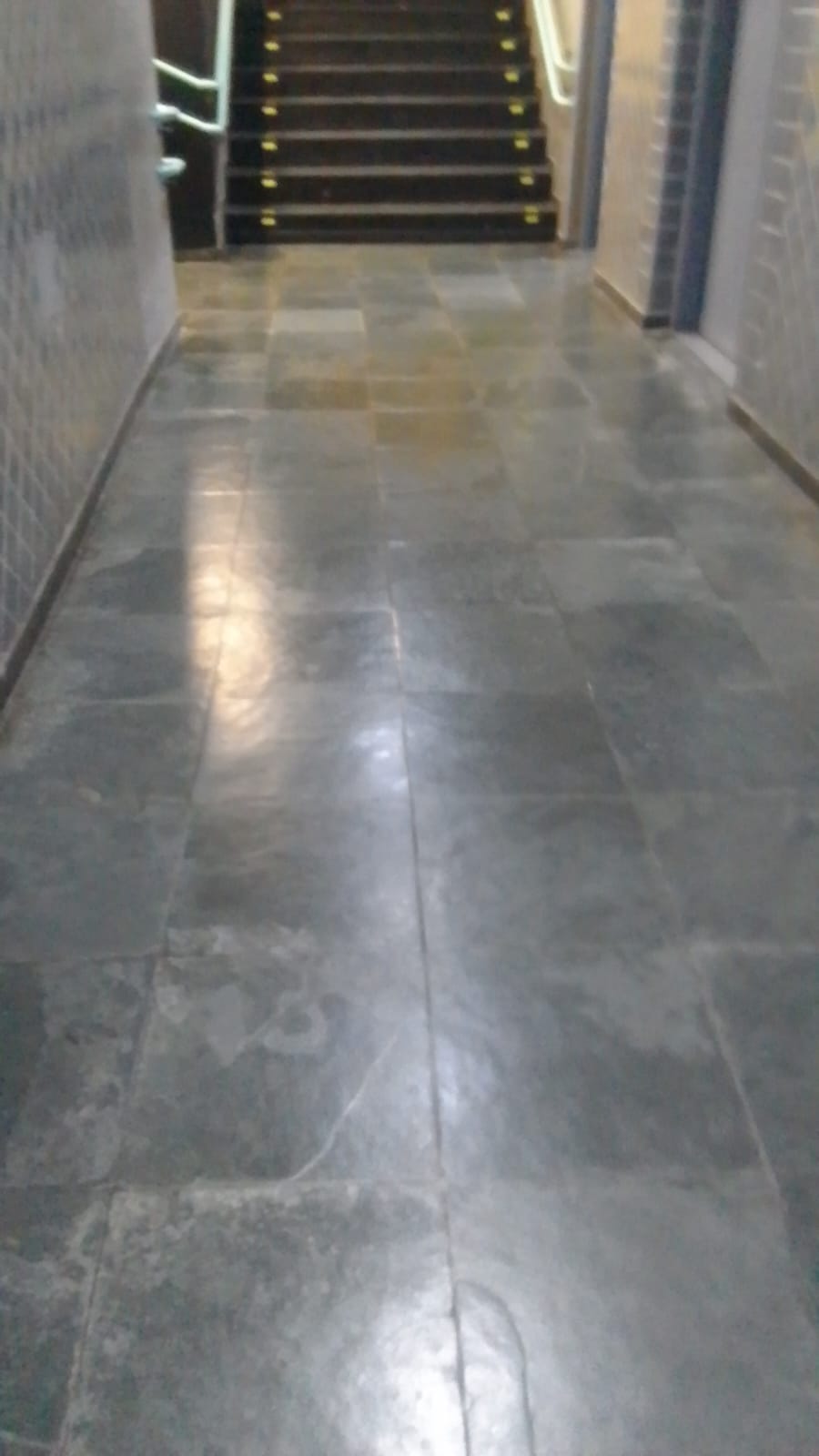 Corredor de prédio antes da limpeza, piso opaco