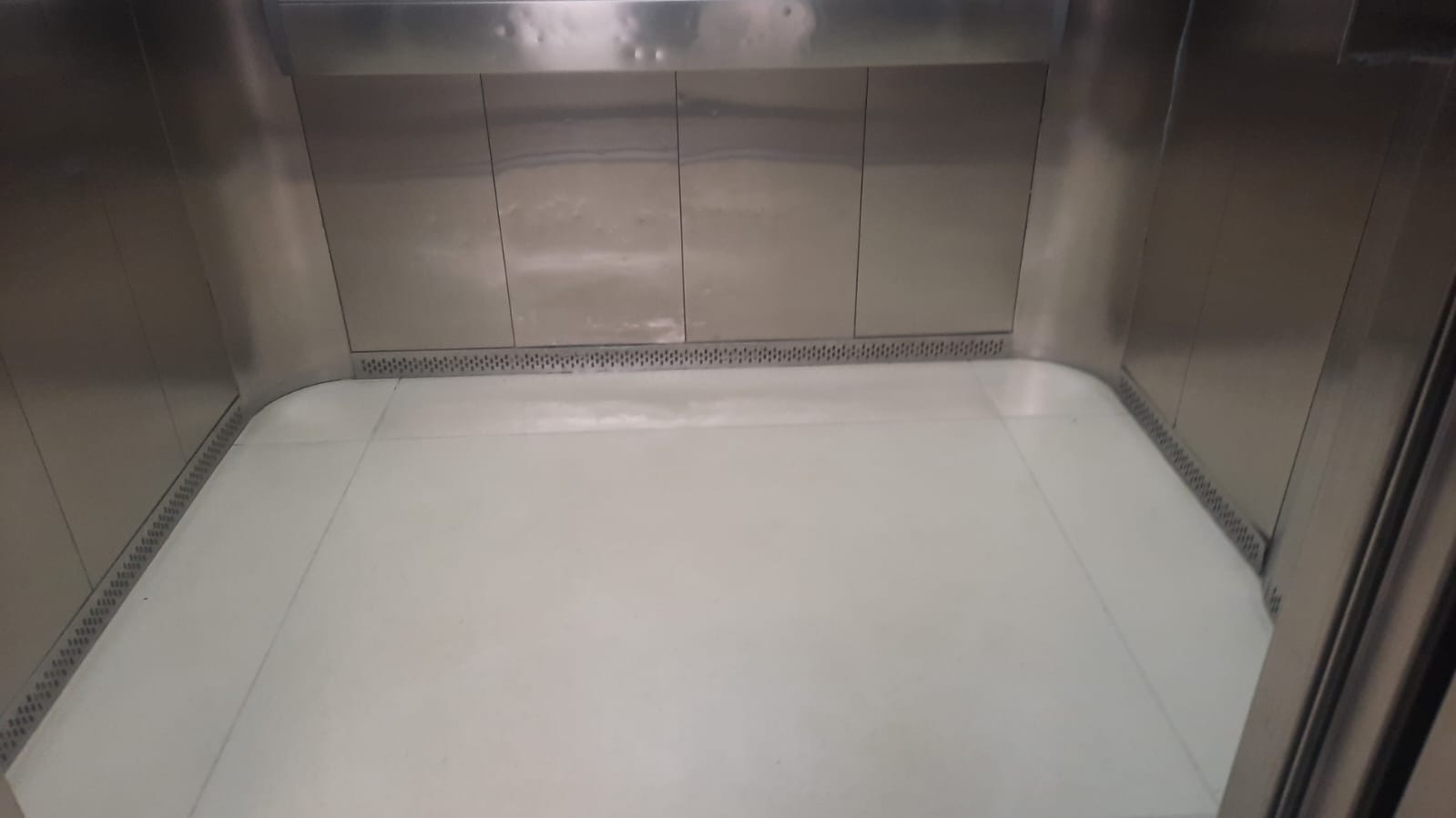 Piso do elevador depois da limpeza, superfície clara e sem resíduos